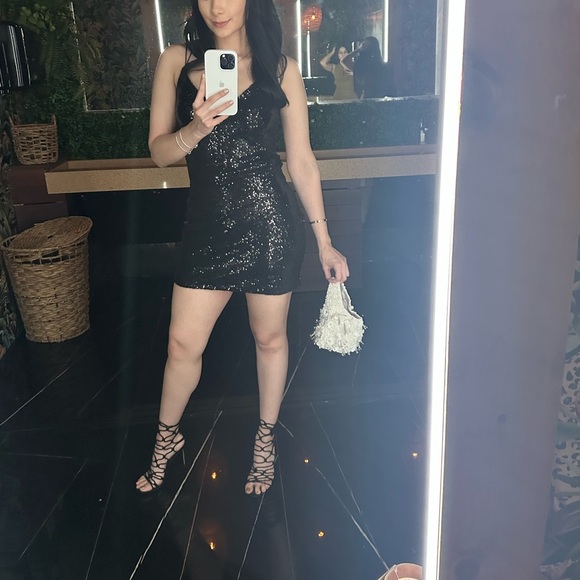 Elegant Black Sequin Dress - Picture 2 of 3